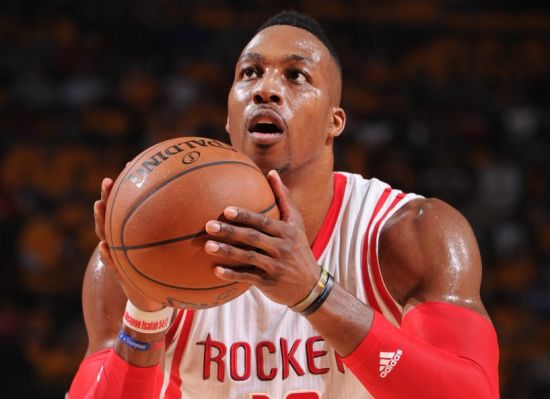 关键回合他站出来稳住一切（紧要关头他出面稳住全局）