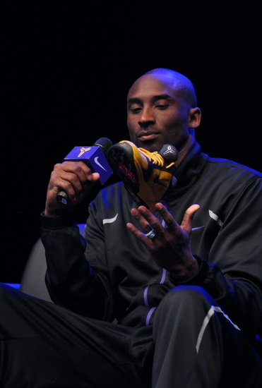 拉卡泽特回到酋长球场，观看并解说枪手对阵拜仁的比赛（拉卡泽特重返酋长球场，现场观战并解说阿森纳对阵拜仁）