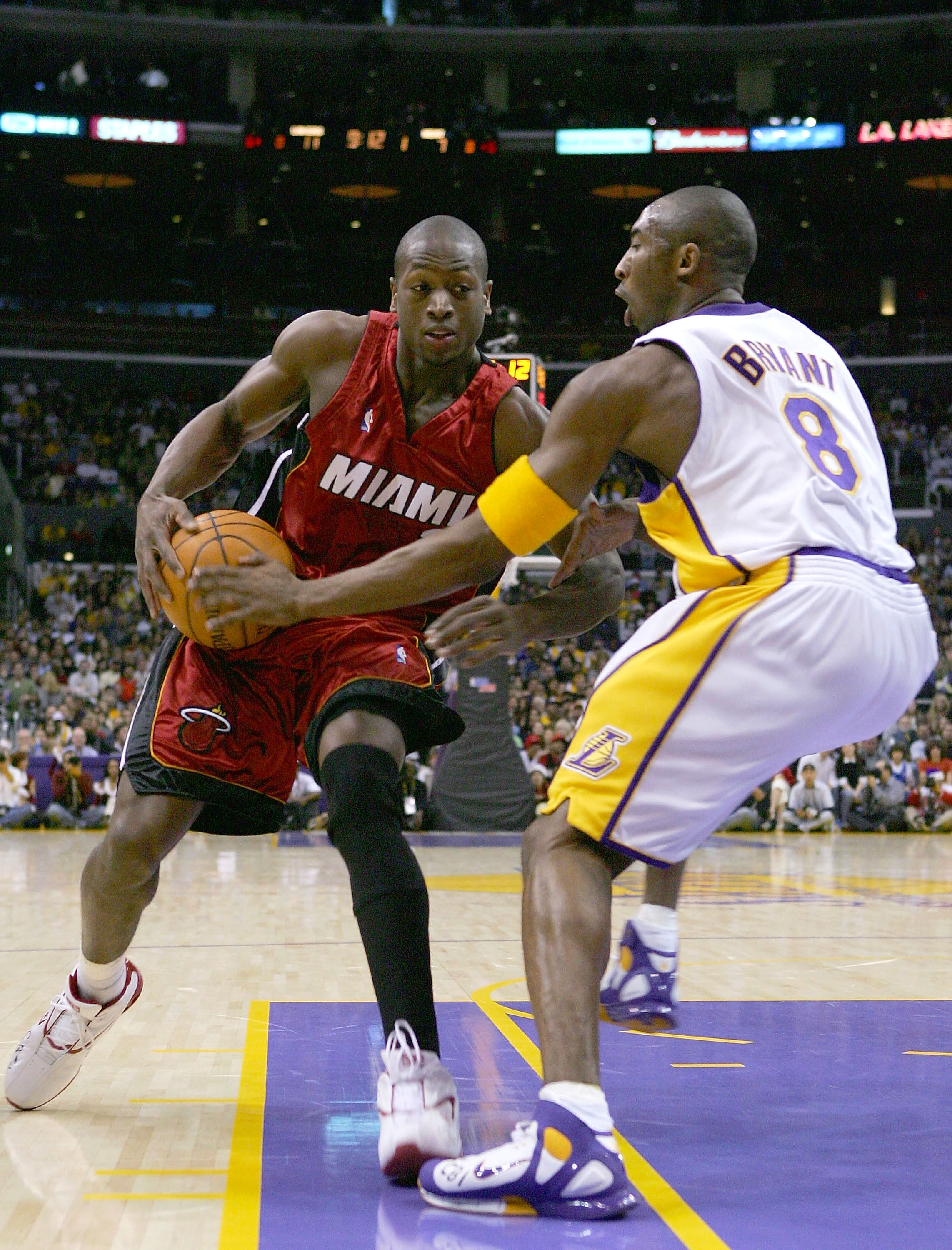 76人更新战湖人伤病报告：恩比德&乔治均为出战成疑（76人对湖人伤情更新：恩比德、乔治皆出战成疑）