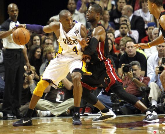 青岛男篮为何输山东？赛后刘维伟一针见血：情绪化，最后不该上他（青岛不敌山东因何所致？刘维伟赛后直言：情绪化作祟，末节不该让他上场）