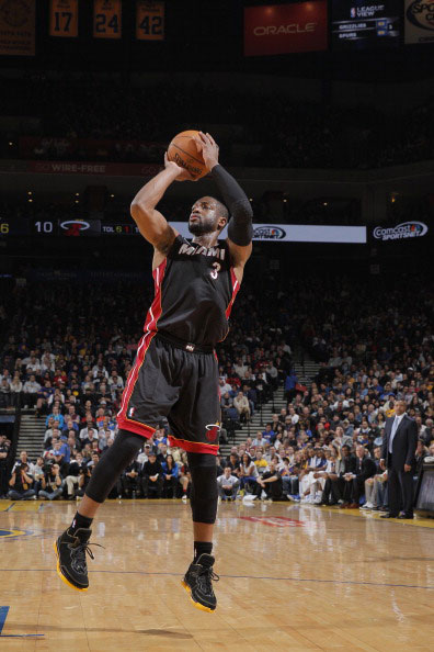 杨溢打出战略性意义！连进三分+灵活组织，解压徐杰并盘活胡明轩（杨溢展现战略价值：连中三分+灵活调度，分担徐杰压力并激活胡明轩）