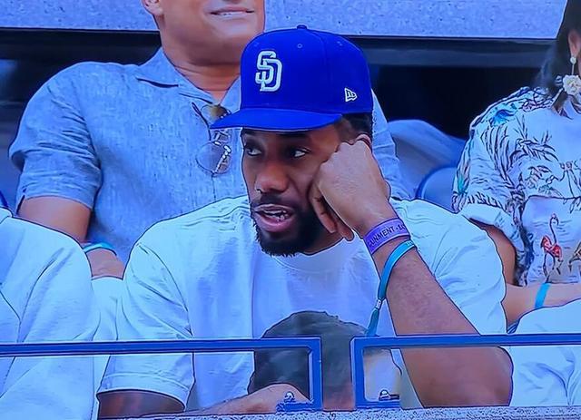 “苏超”冠军的排面，泰州市委书记和市长更衣室祝贺泰州夺冠（泰州问鼎苏超，市委书记、市长走进更衣室致贺）