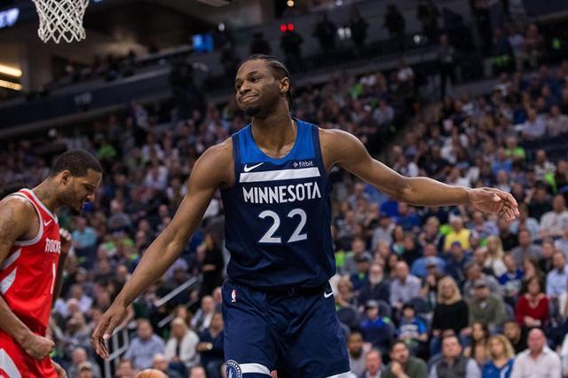 埃迪狂抢21板！祖巴茨：我们篮板球和防守反击没做好（埃迪豪取21篮板，祖巴茨：篮板与防反都没做好）